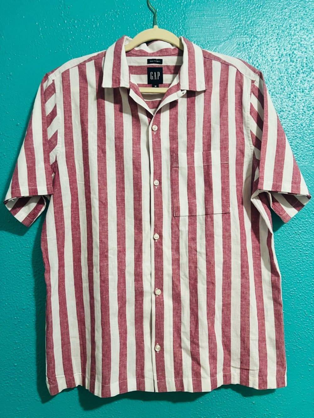 GAP Men's Red and White Vertical Stripe Short Sleeve Shirt